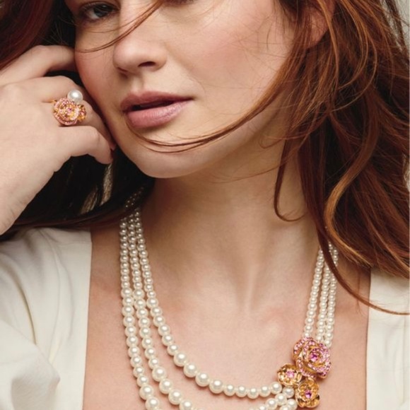 White bead necklace with rose - Picture 2 of 3